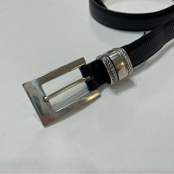 Brighton Ladies Leather Belt with Sleek Design. Pre-owned. Buckle has scratches. - Picture 2 of 11